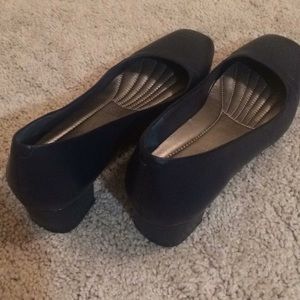 Easy Spirit navy blue pumps